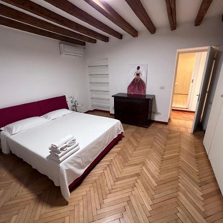 Magnifico Appartamento Ristrutturato Milão Exterior foto