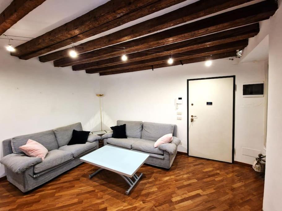 Magnifico Appartamento Ristrutturato Milão Exterior foto